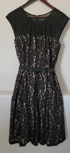 Gabby Skye sleeveless lace overlay black & cream dress with belt. Size 6. - Picture 1 of 2